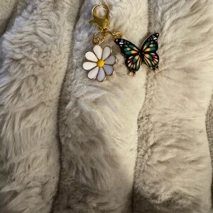 Gold Daisy and Butterfly Charm Keychain - White Daisy, Multicolor Butterfly